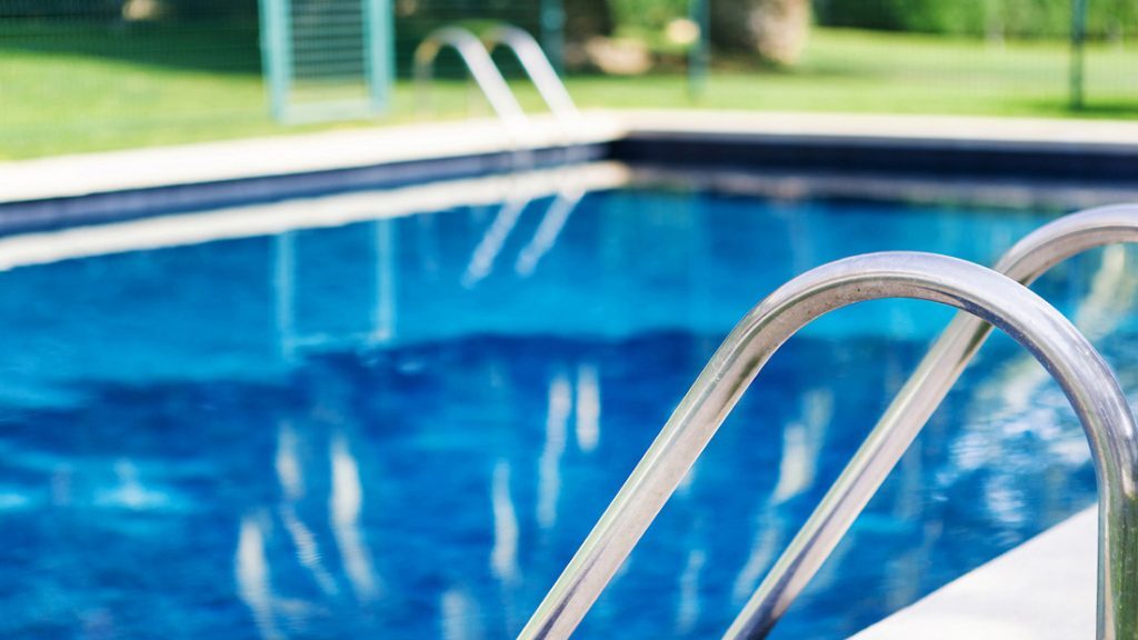 Sfeerbeeld van een rechthoekig buitenzwembad met 2 trappen, afgewerkt met folie Alkorplan Touch textuur "Elegance"