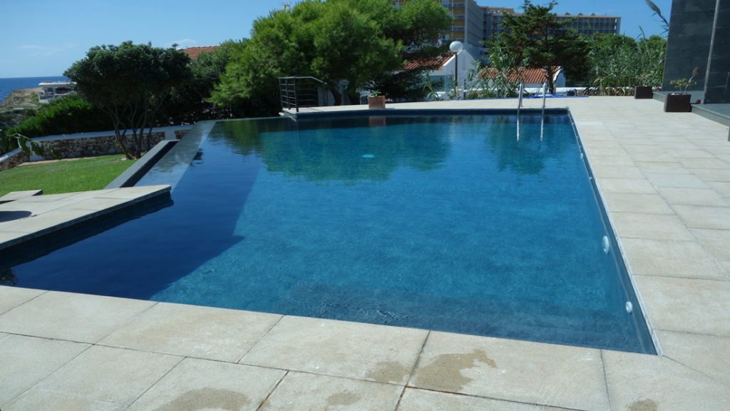 Sfeerbeeld van een buitenzwembad met niveau verschil, afgewerkt met folie Alkorplan Touch textuur "Elegance"