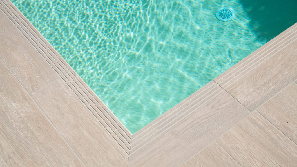 Sfeerbeeld van een buitenzwembad, afgewerkt met folie Alkorplan Touch textuur "Relax"