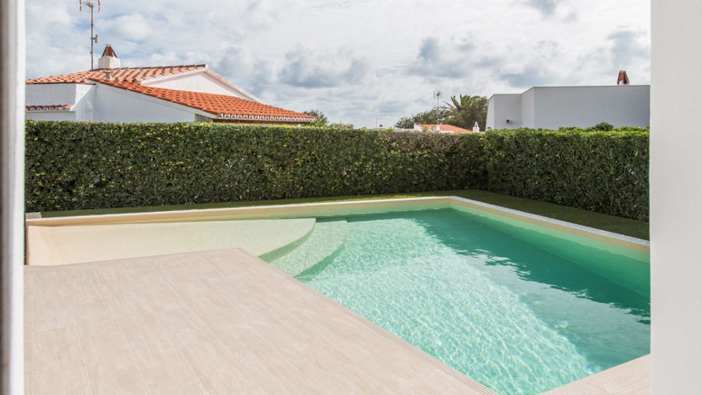 Sfeerbeeld van een buitenzwembad met half verzonken trap, afgewerkt met folie Alkorplan Touch textuur "Relax"