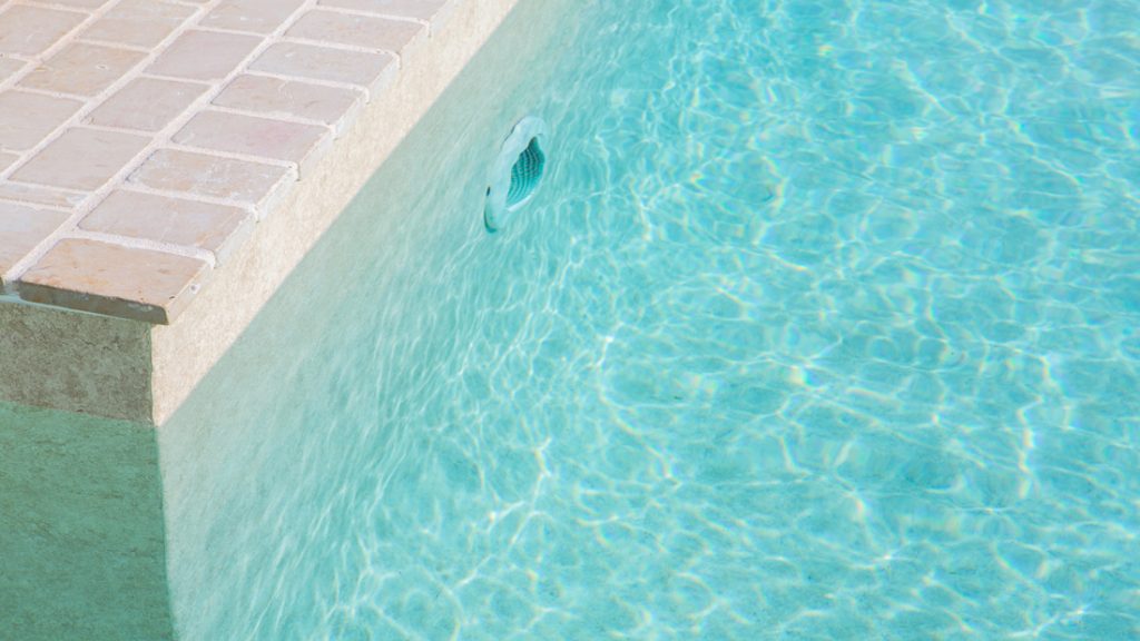 Sfeerbeeld van een buitenzwembad, afgewerkt met folie Alkorplan Touch textuur "Sublime"