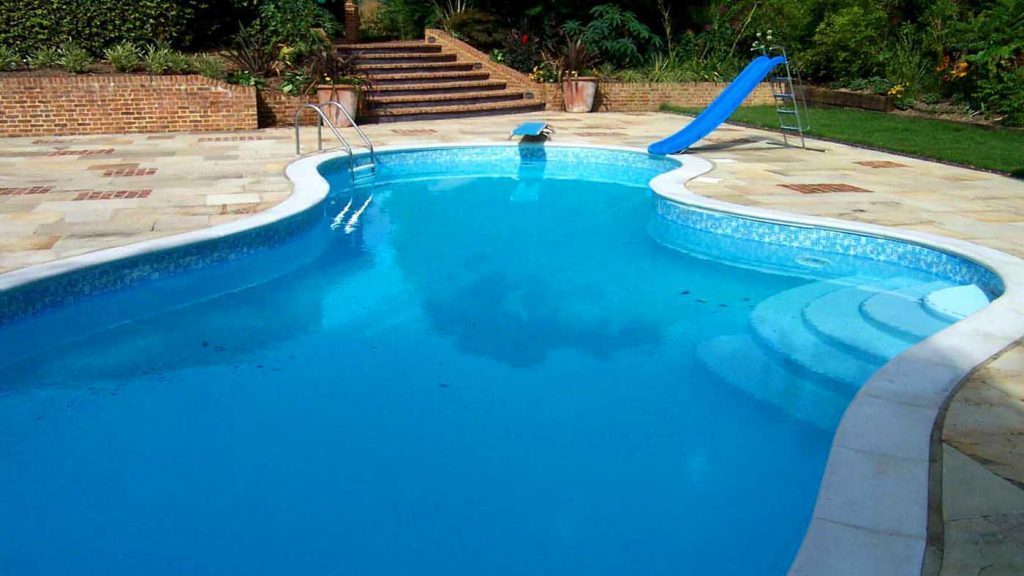 Zwembad afgewerkt met byzantijns blauwe folie RENOLIT ALKORPLAN 3000