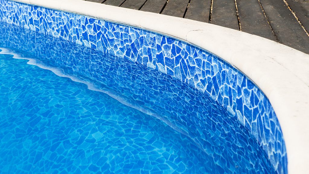 Zwembad afgewerkt met carrara blauwe folie RENOLIT ALKORPLAN 3000
