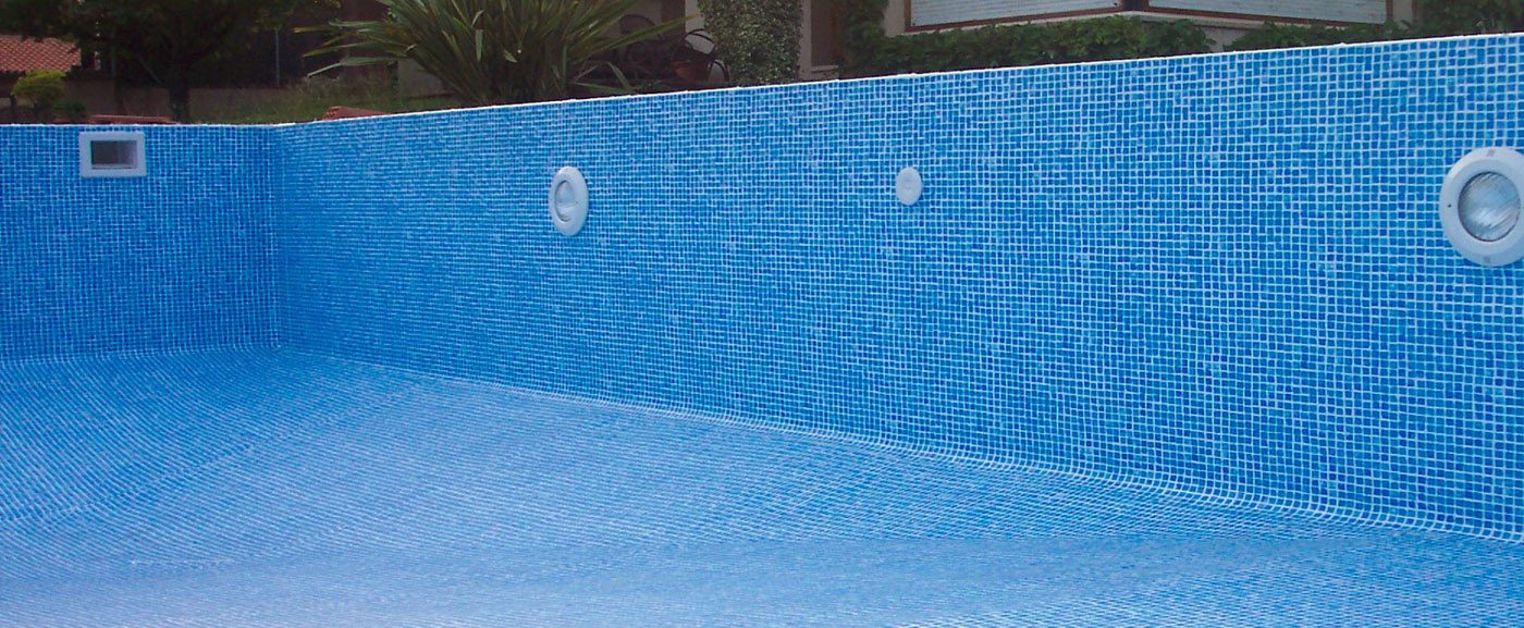 Zwembad afgewerkt met mozaiek blauwe folie RENOLIT ALKORPLAN 3000