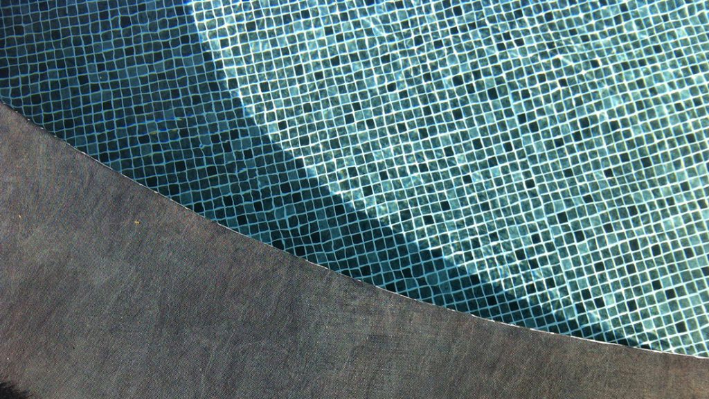 Zwembad afgewerkt met perzisch zwartkleurige folie RENOLIT ALKORPLAN 3000