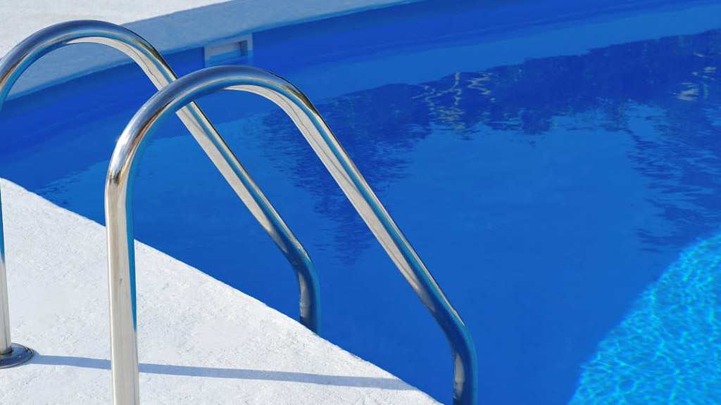 Zwembad afgewerkt met adriatisch blauwe folie RENOLIT ALKORPLAN 2000