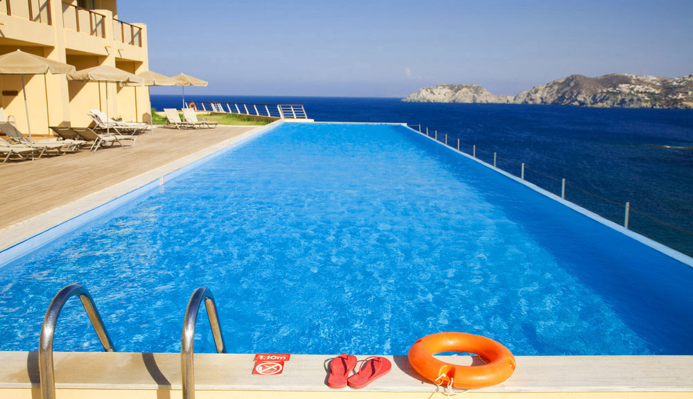 Zwembad afgewerkt met adriatisch blauwe folie RENOLIT ALKORPLAN 2000