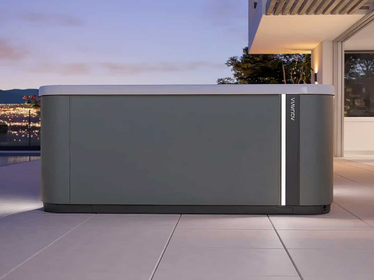 Moderne spa op patio bij zonsondergang