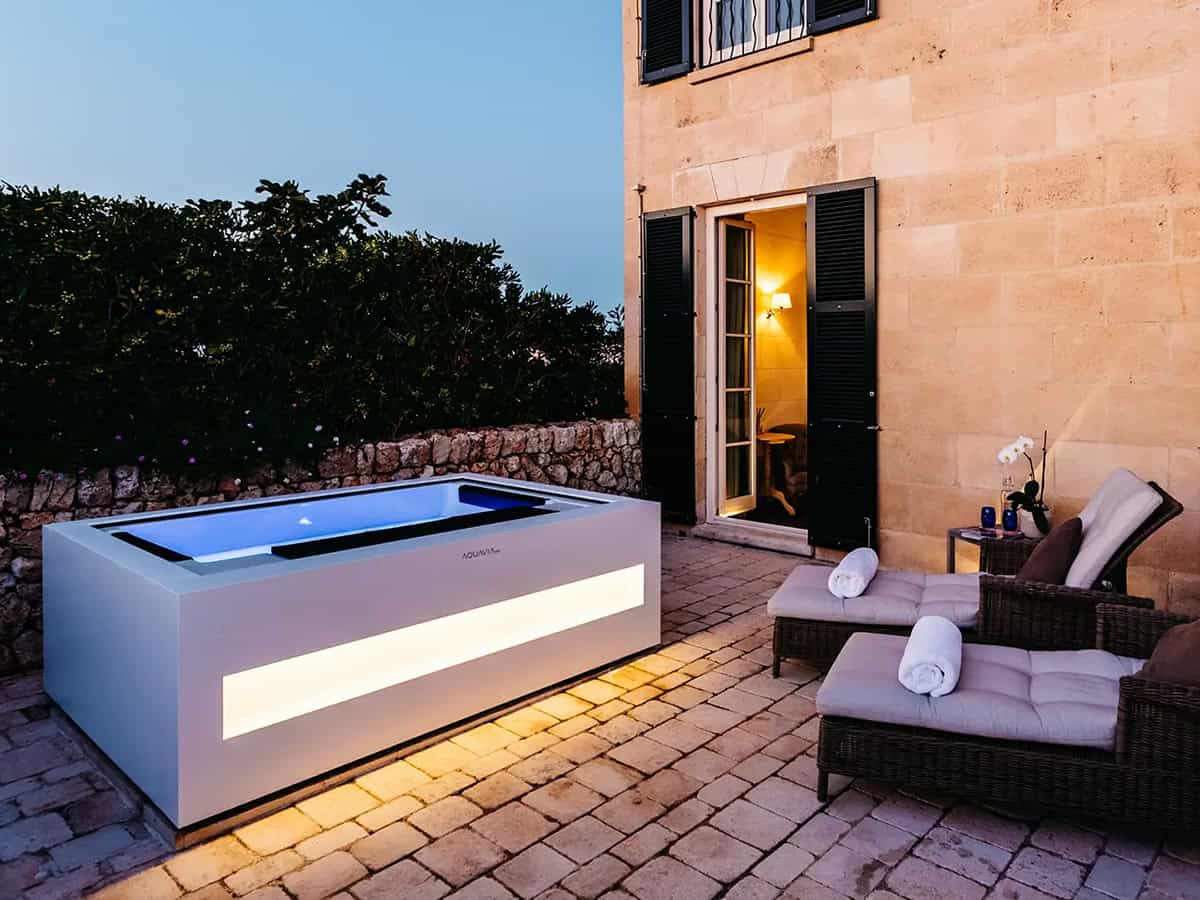 Moderne jacuzzi bij gezellige woning