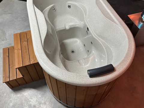 Detail van hot tub kuip met comfortabele zitvorm