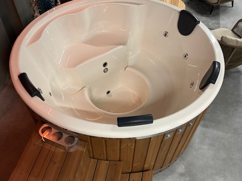 Binnenzijde van hot tub met ergonomische zitplaatsen