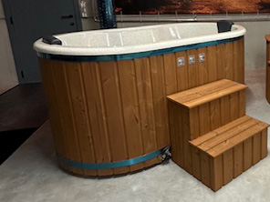 Detail van houten hot tub met stevige instaptrap
