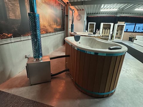 Hot tub met externe houtgestookte kachel en schouw