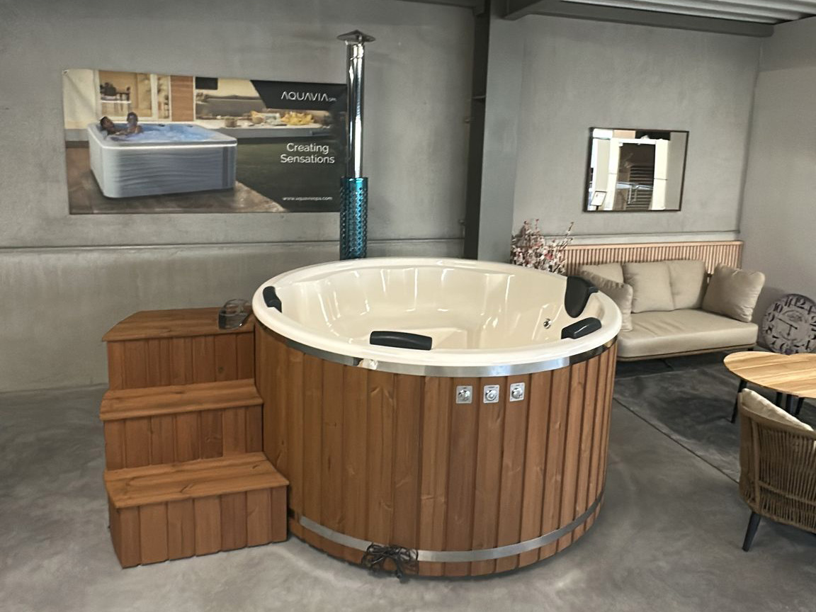 Hot tub met houten afwerking en comfortabele instap