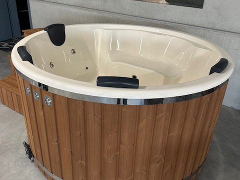 Ronde hot tub met houten omkasting en geïntegreerde zitplaatsen